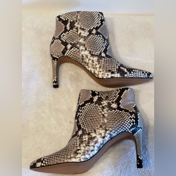 Banana Republic snake skin print ankle heel bootie with box. Size 8 - Picture 4 of 7